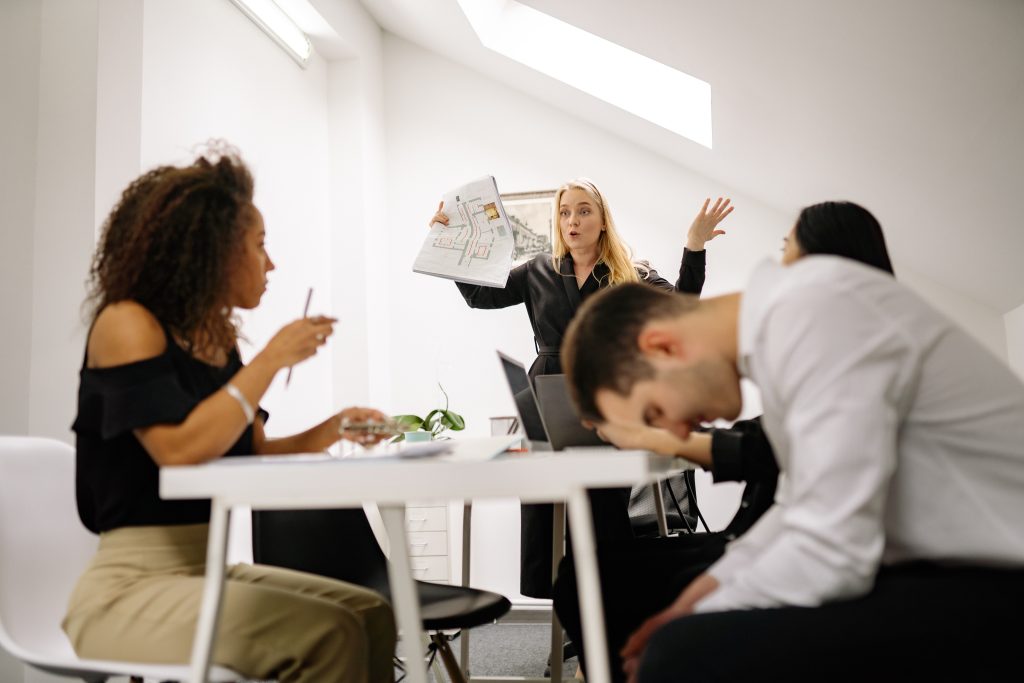 Descubre cómo reducir el estrés en el trabajo: 5 consejos prácticos para aumentar la productividad y el bienestar