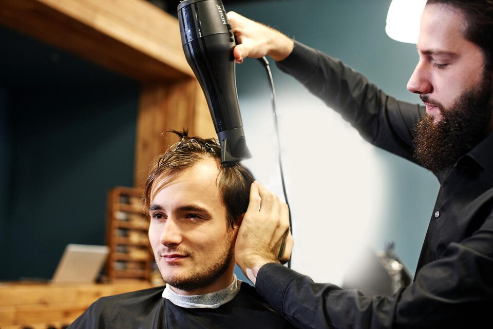 Aprende cómo cuidar tus oídos en el Salón de Belleza o Barbería