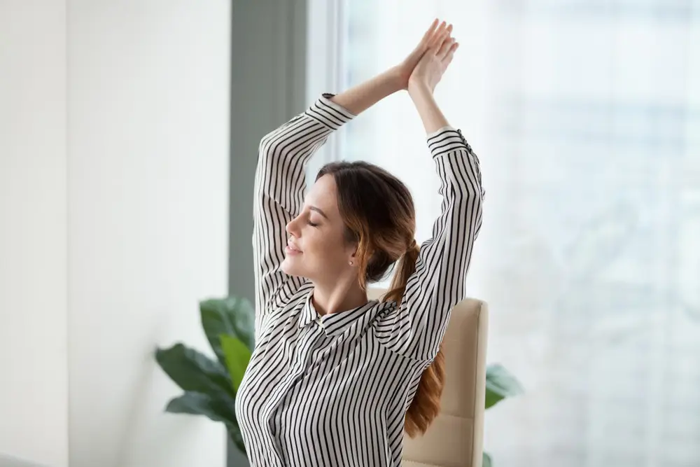 ¡Recarga tu Energía! Ejercicios ideales para pausas activas para manicuristas